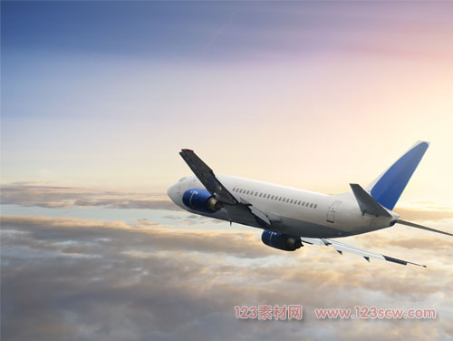 在空中飞翔的客机高清图片